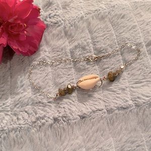 Shell and jade bracelet with adjustable size